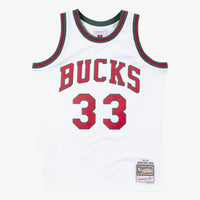 Milwaukee Bucks White jersey – view 3